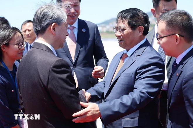 Le Premier ministre Pham Minh Chinh arrive en Chine pour participer à la 15e Conférence annuelle des pionniers du WEF