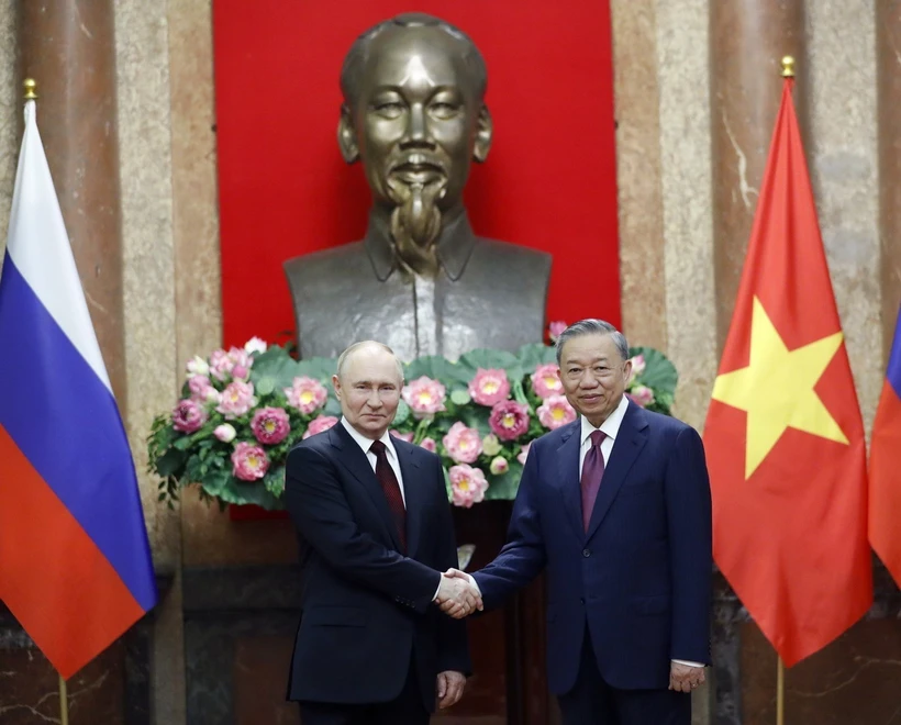 Le président russe Vladimir Poutine qualifie sa visite au Vietnam d efficace