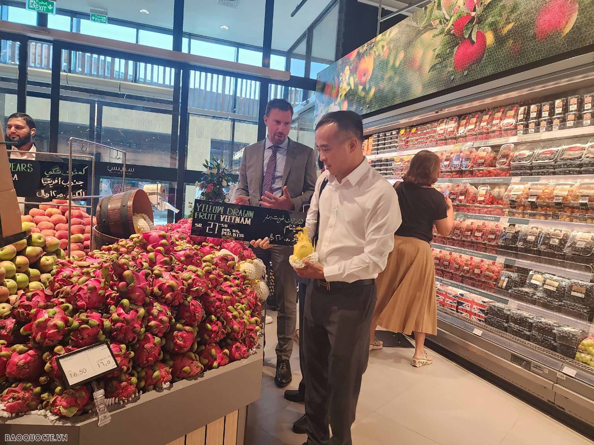 Le Vietnam exporte des fruits du dragon à chair rouge et jaune vers le marché saoudien