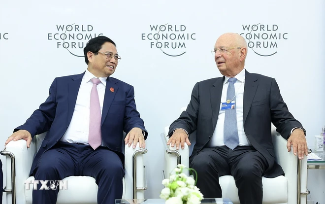 Le Premier ministre Pham Minh Chinh reçoit le président exécutif du Forum économique mondial