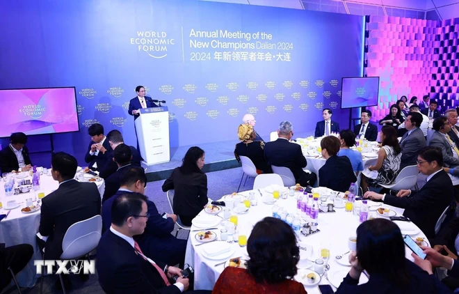 Le Premier ministre Pham Minh Chinh dialogue avec les grands groupes du WEF à Dalian