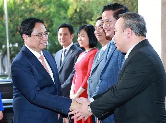Le Premier ministre rencontre le personnel des agences de représentation du Vietnam en Chine