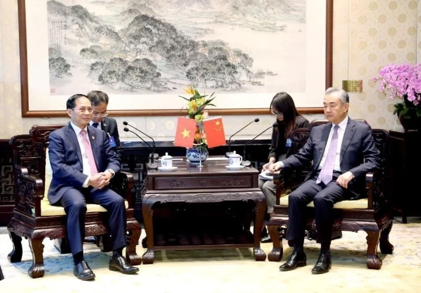 Le ministre des Affaires étrangères Bui Thanh Son rencontre son homologue chinois Wang Yi