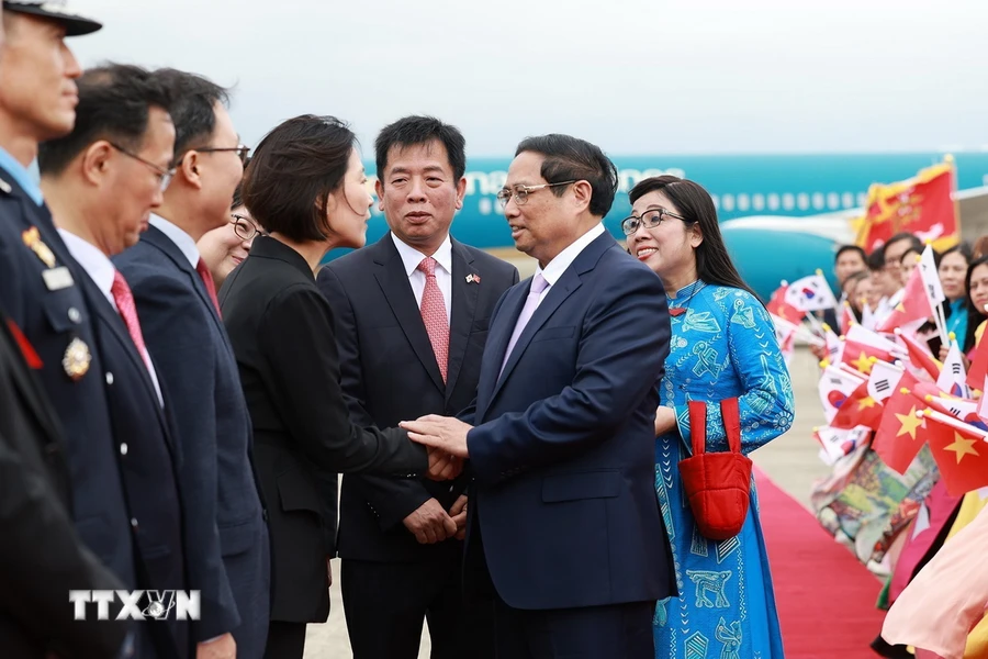 Cérémonie d accueil officiel du Premier ministre Pham Minh Chinh et de son épouse à Séoul