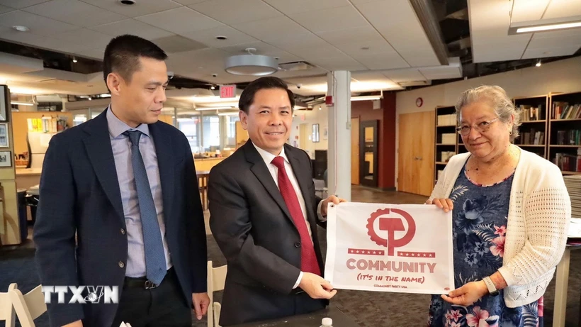 Renforcement des relations entre le Parti communiste du Vietnam et le Parti communiste américain