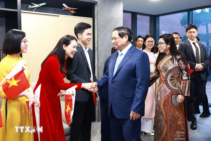 Le Premier ministre Pham Minh Chinh rencontre des Vietnamiens en République de Corée
