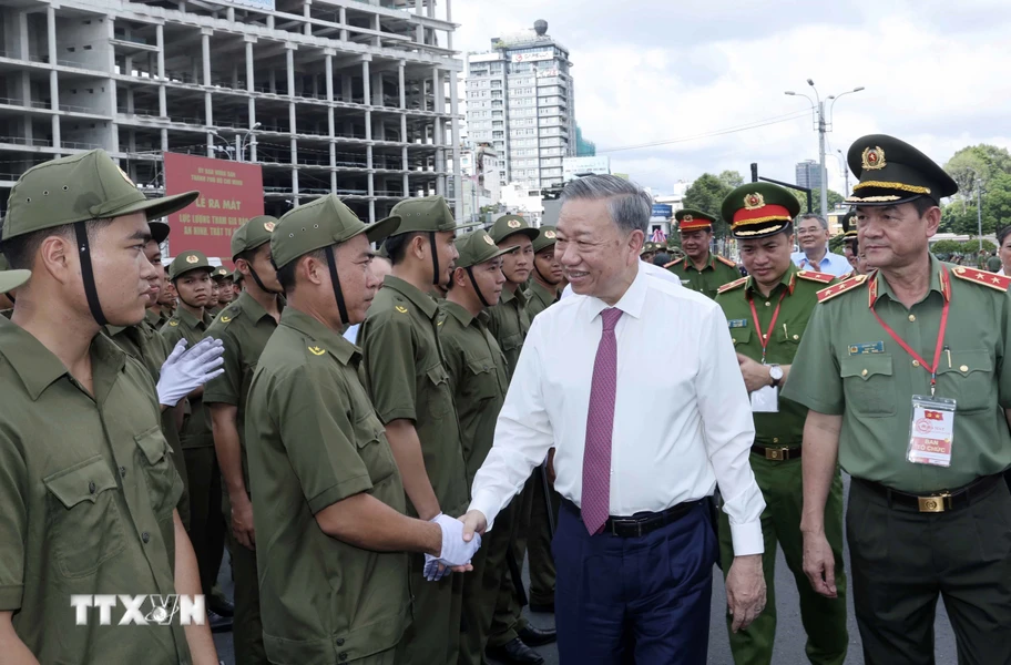 Le Président vietnamien assiste à la création d’une force de défense de la sécurité au Sud