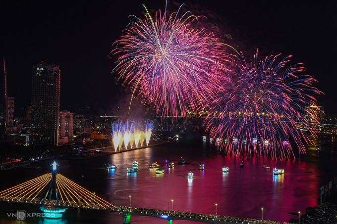Feux d artifice de Dà Nang les équipes de Chine et de Finlande se préparent à la soirée finale