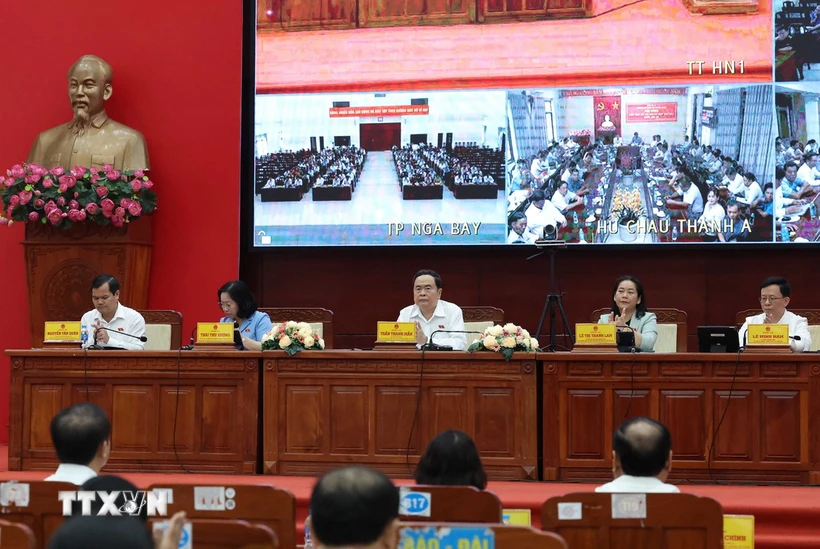 Le président de l’AN Tran Thanh Man rencontre des électeurs de Hau Giang