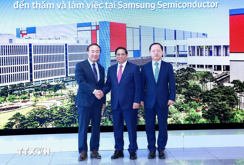 Le Premier ministre Pham Minh Chinh visite le complexe de semi-conducteurs de Samsung