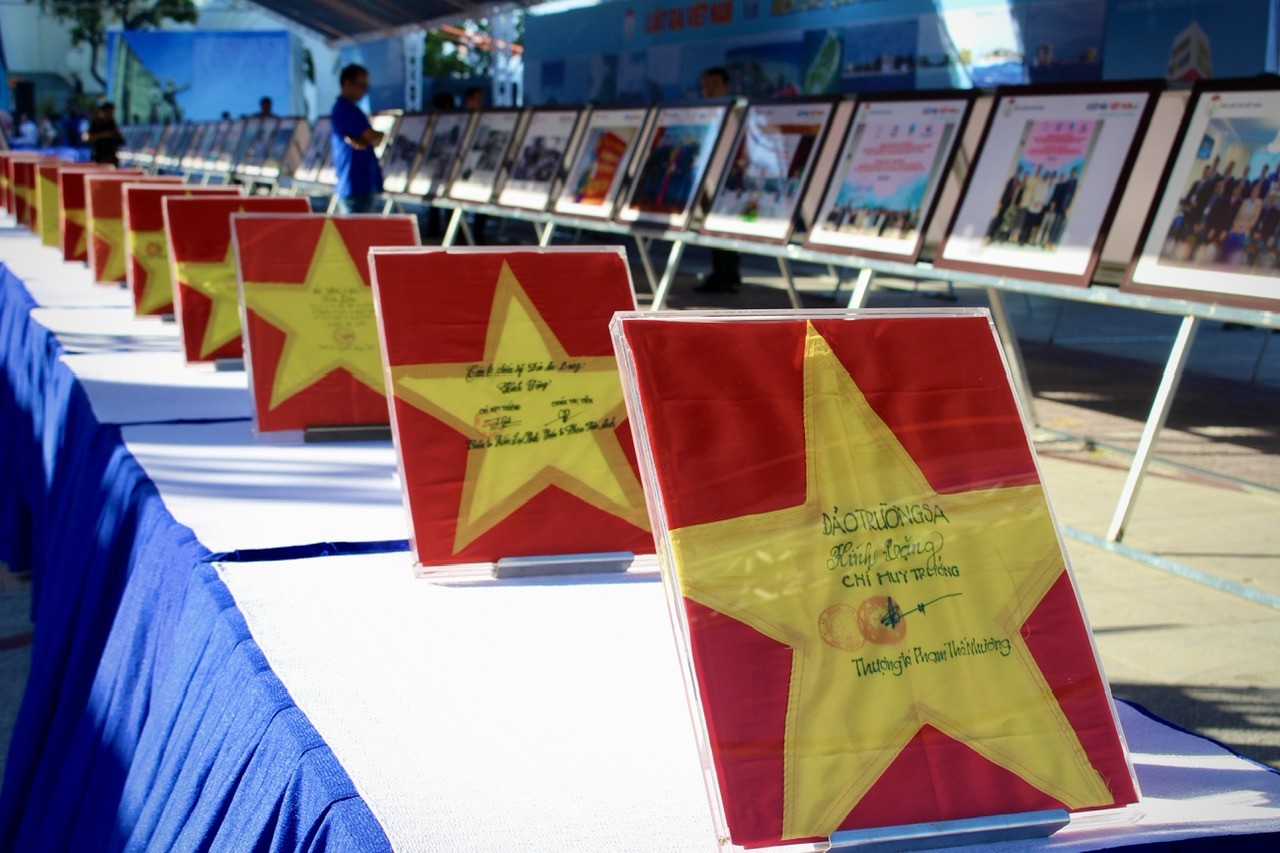 Une exposition de photos réaffirme la souveraineté vietnamienne sur Hoang Sa et Truong Sa