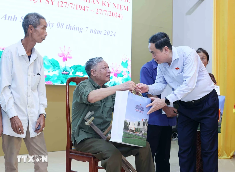 Le président de l Assemblée nationale se rend à Nghê An