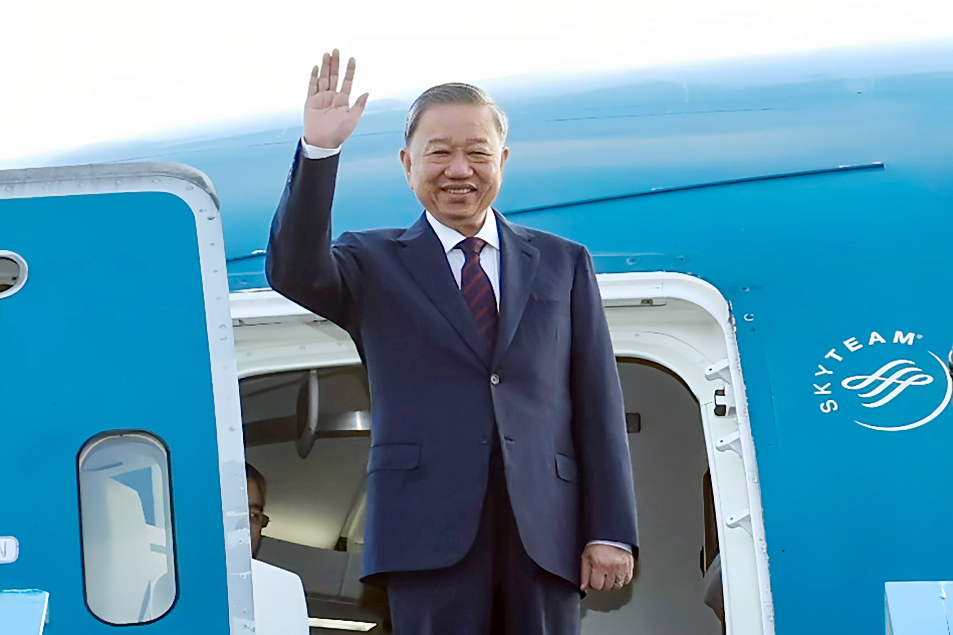 Le président vietnamien To Lam quitte Hanoï pour une visite au Laos et au Cambodge