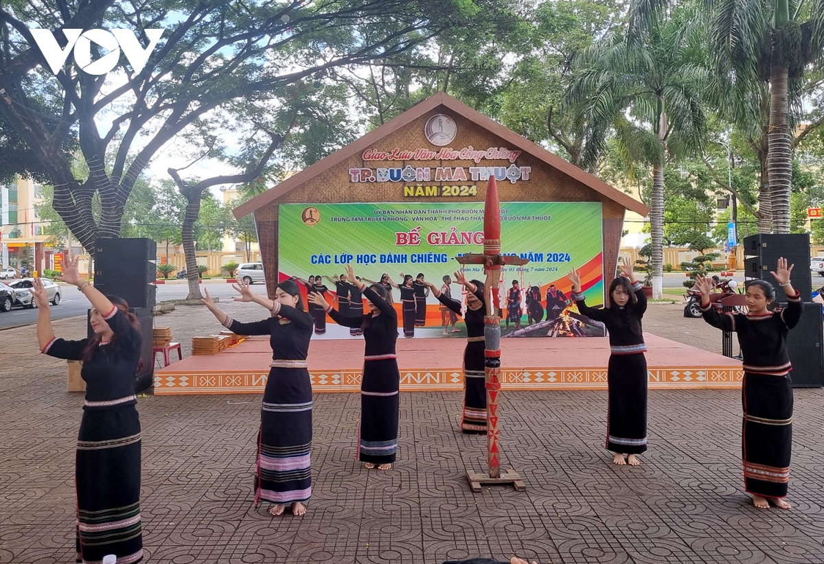 Des cours de gong et de danse Xoang pour des jeunes de Buon Ma Thuot