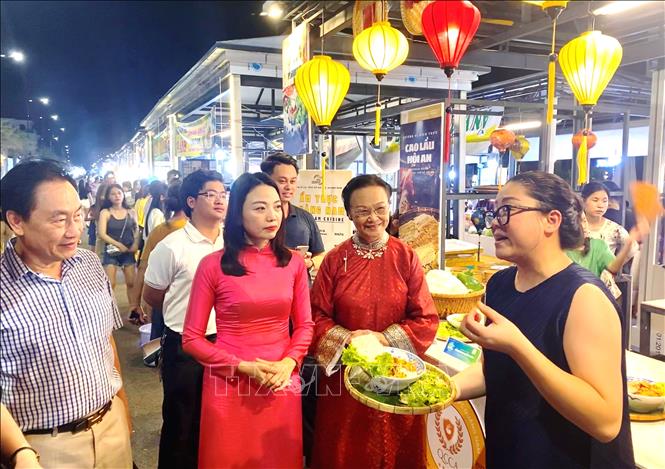 Ouverture d un festival international de cuisine et de musique à Quang Binh