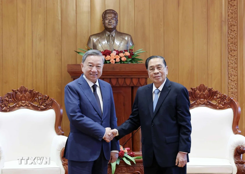 Le président vietnamien To Lam rend visite à d’anciens dirigeants du Laos