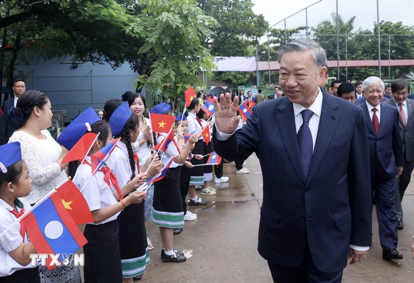 Le président To Lam se rend à l école bilingue Laos-Vietnam