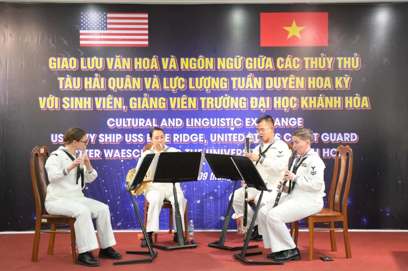 Des marins américains participent à des activités d échange culturel à Khanh Hoa