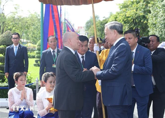 Le roi du Cambodge préside une cérémonie d’accueil officielle du président Tô Lâm