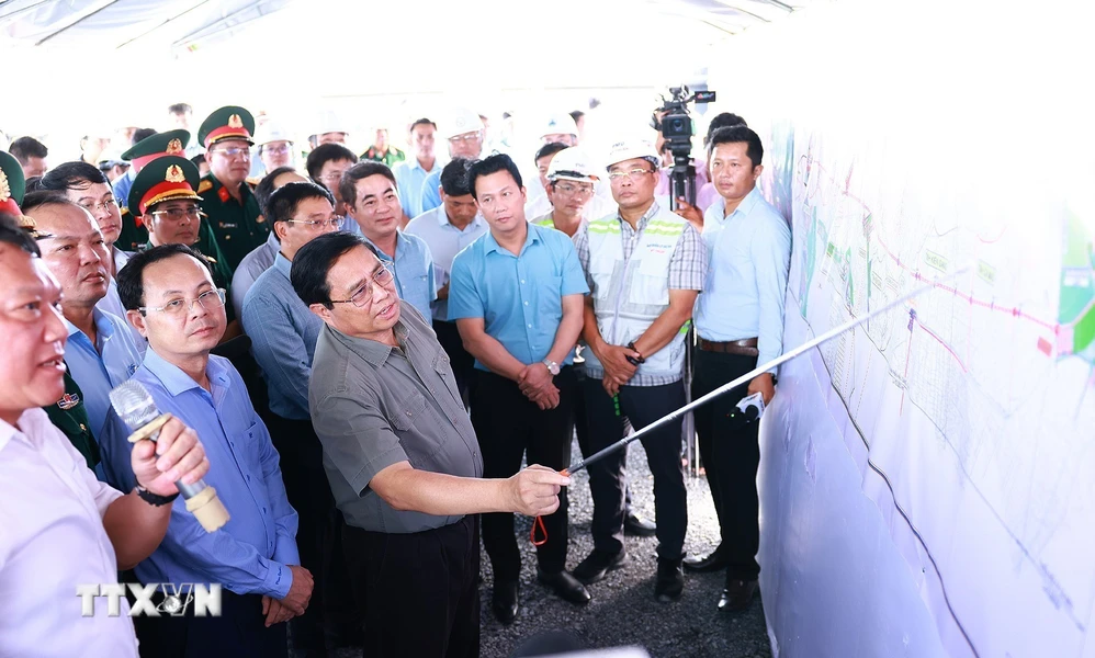 Le Premier ministre inspecte le progrès du projet d’autoroute Cân Tho-Cà Mau