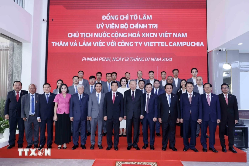 Le président To Lam visite l entreprise de télécommunications Metfone au Cambodge