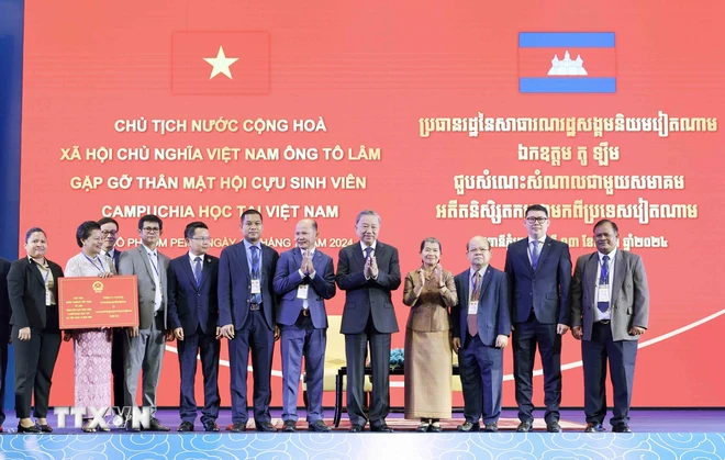 Le président To Lam reçoit des anciens étudiants cambodgiens au Vietnam