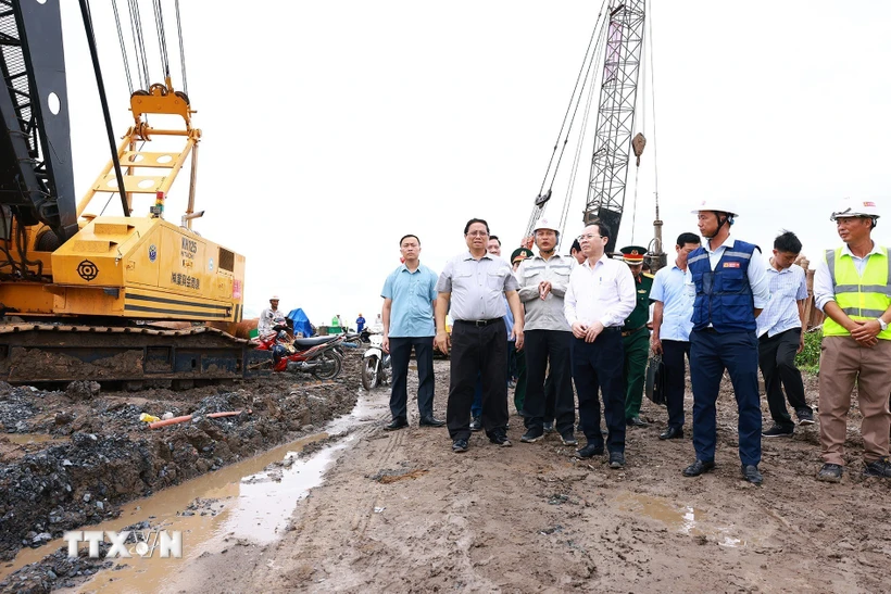 Le Premier ministre inspecte l avancement de l autoroute Châu Dôc-Cân Tho-Soc Trang
