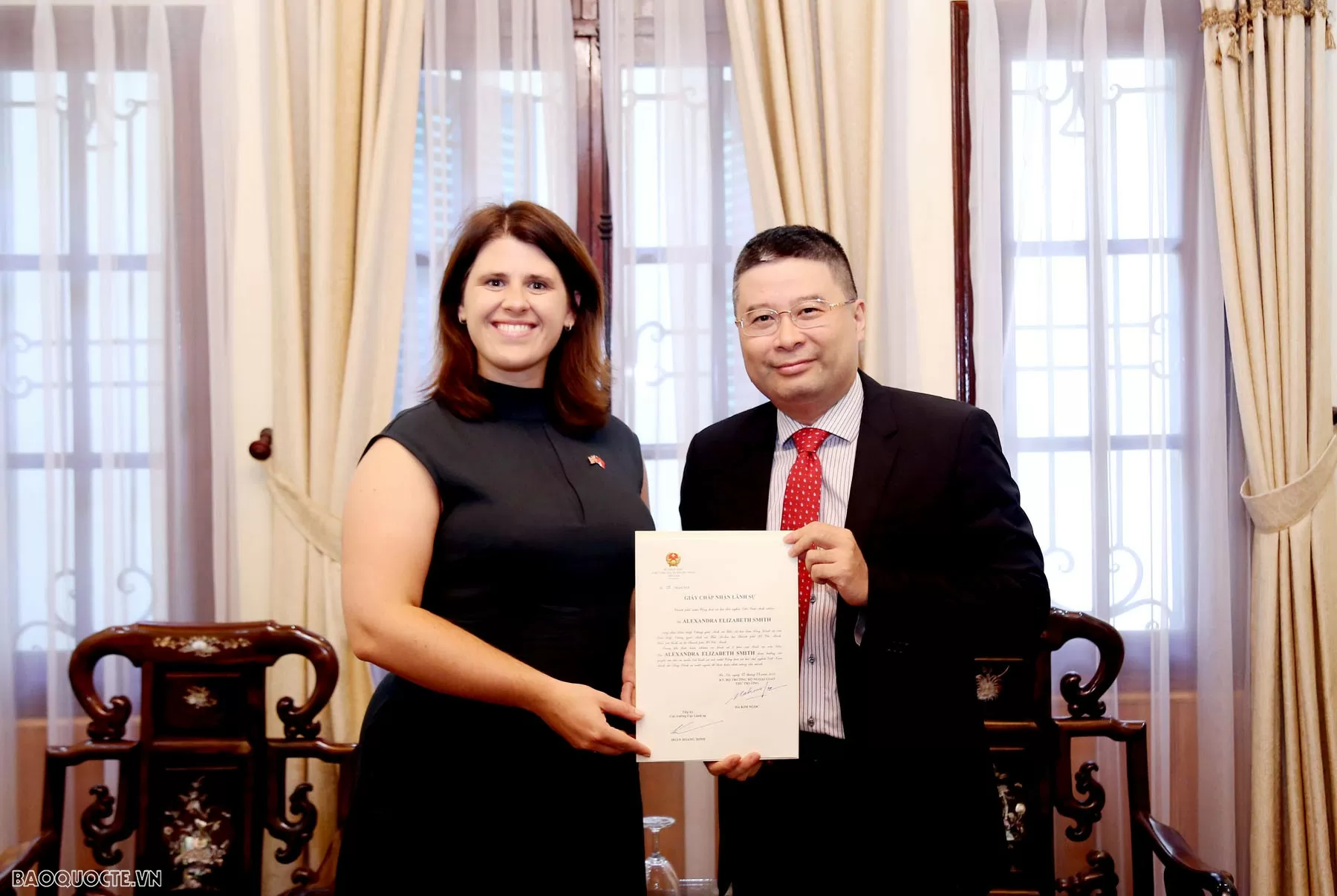 Remise du certificat consulaire à la consule générale du Royaume à Hô Chi Minh-Ville