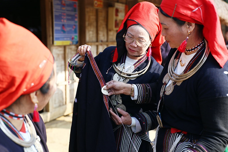 Les costumes traditionnels éclatants des femmes Dao rouges