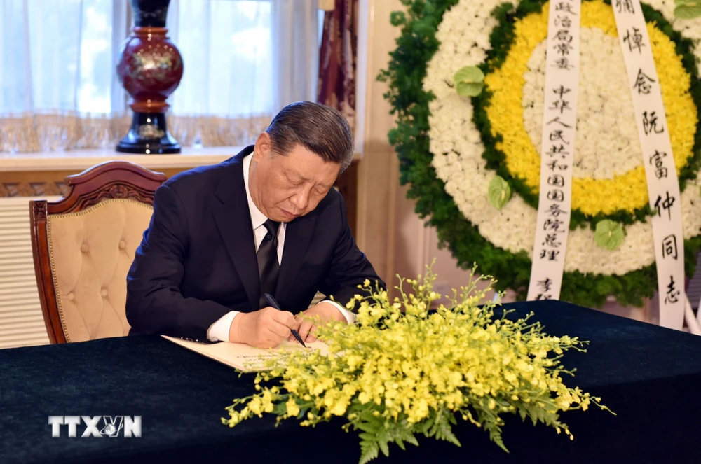Le SG et président chinois Xi Jinping rend hommage au SG Nguyên Phu Trong à Pékin