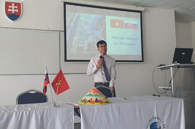 Présentation de l’image du Vietnam à un camp d été en Slovaquie