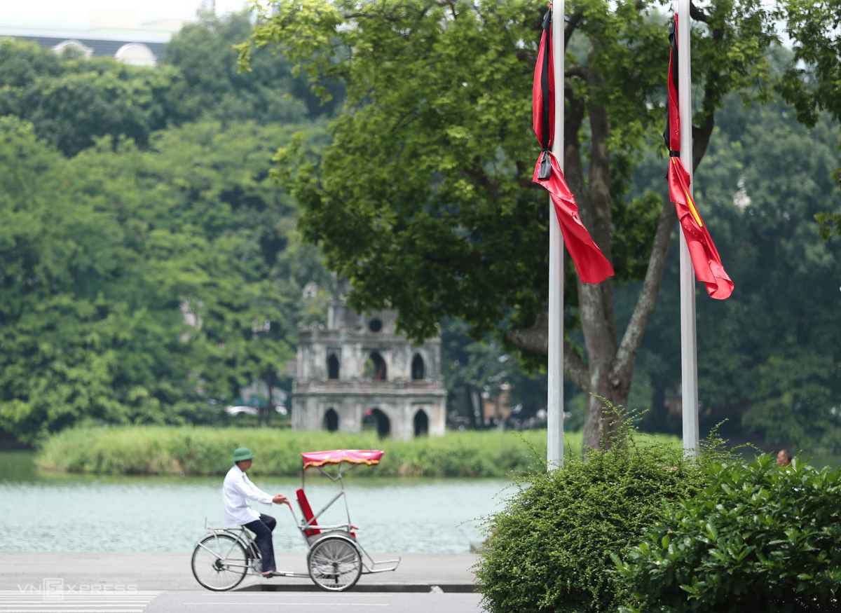 De nombreux endroits mettent les drapeaux en berne en hommage au secrétaire général Nguyen Phu Trong