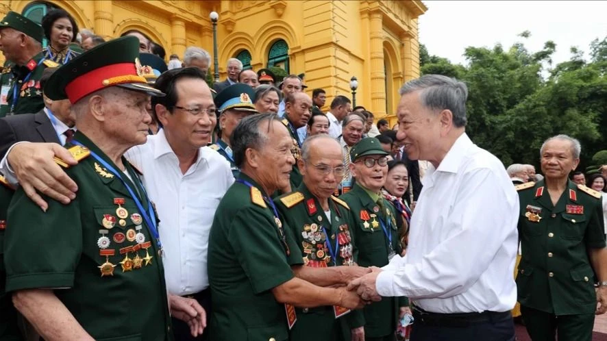 Le président To Lam rencontre le Comité de liaison de la Division Parachute-Commando 305
