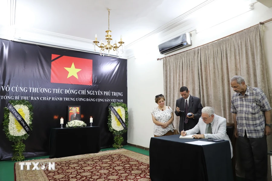 Les cérémonies funéraires du leader du Parti Nguyên Phu Trong en Algérie et Égypte