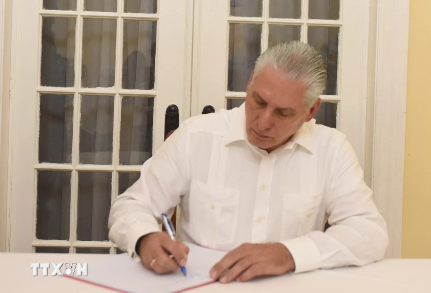 Le président cubain Miguel Díaz-Canel Bermúdez rend hommage au SG Nguyen Phu Trong à La Havane