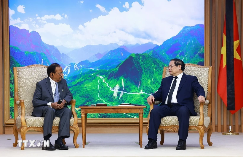 Le Premier ministre Pham Minh Chinh reçoit le conseiller de la sécurité nationale de l Inde