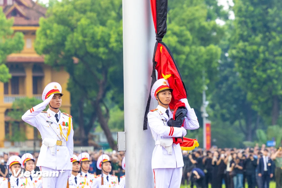 Le drapeau a été mis en berne en signe de deuil national pour le leader du Parti Nguyen Phu Trong