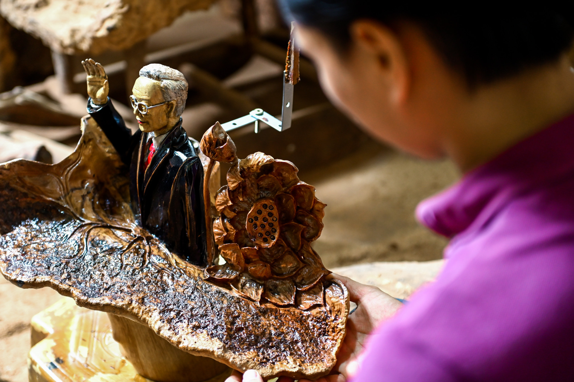 Un artiste reste éveillé pendant 4 jours pour sculpter une statue à la mémoire du secrétaire général