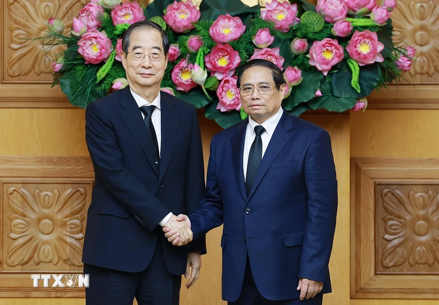 Le Premier ministre Pham Minh Chinh reçoit son homologue sud-coréen Han Duck Soo