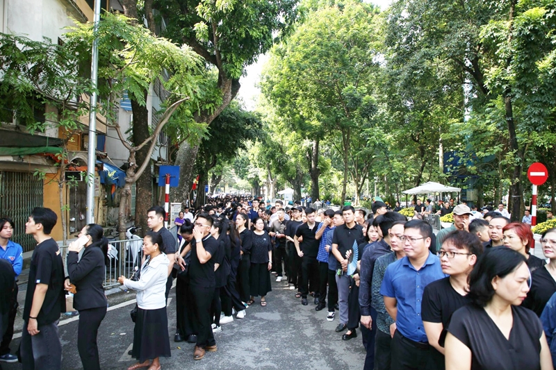 Flux incessant de personnes venant rendre hommage au leader du PCV
