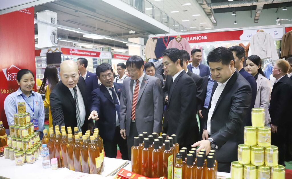 Le Vietnam et le Laos renforcent leurs relations commerciales