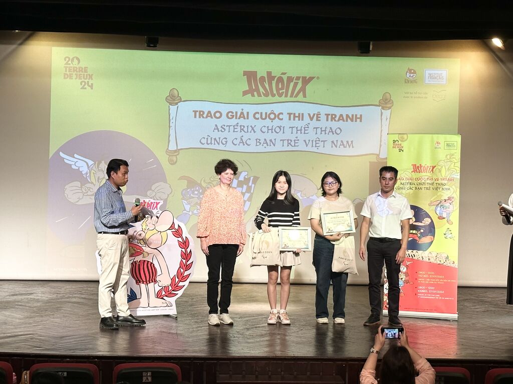 Remise des prix du concours de dessin sur les personnages de la bande dessinée Astérix