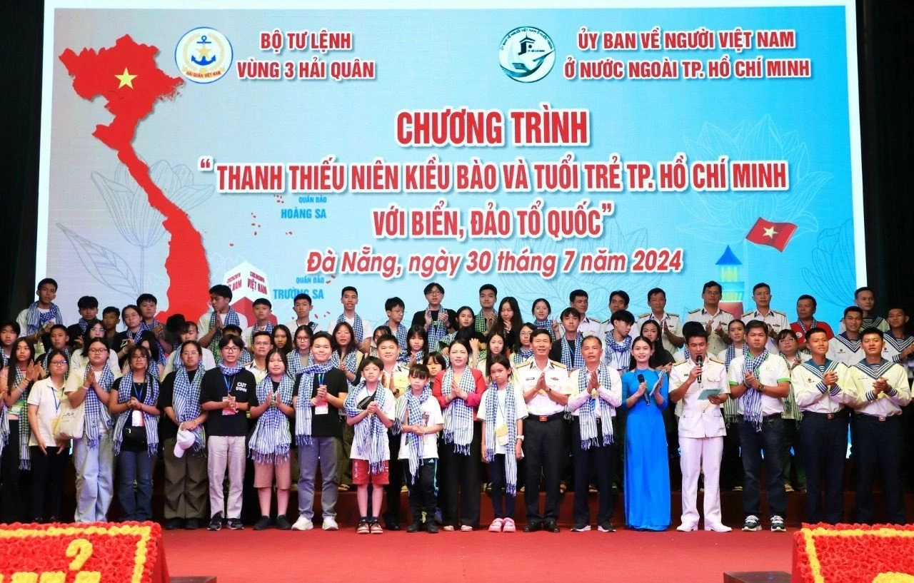 Jeunes Viet kieu et de HCM-Ville vers la mer et les îles de la Patrie