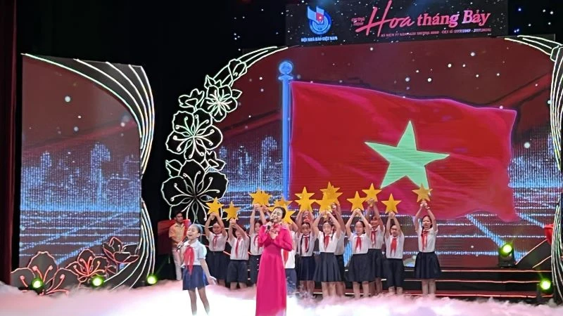 Fleurs de juillet en l honneur des invalides de guerre et des morts pour la Patrie