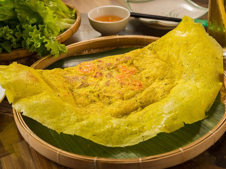 Un YouTuber thaïlandais bien connu fait l éloge du banh xeo vietnamien