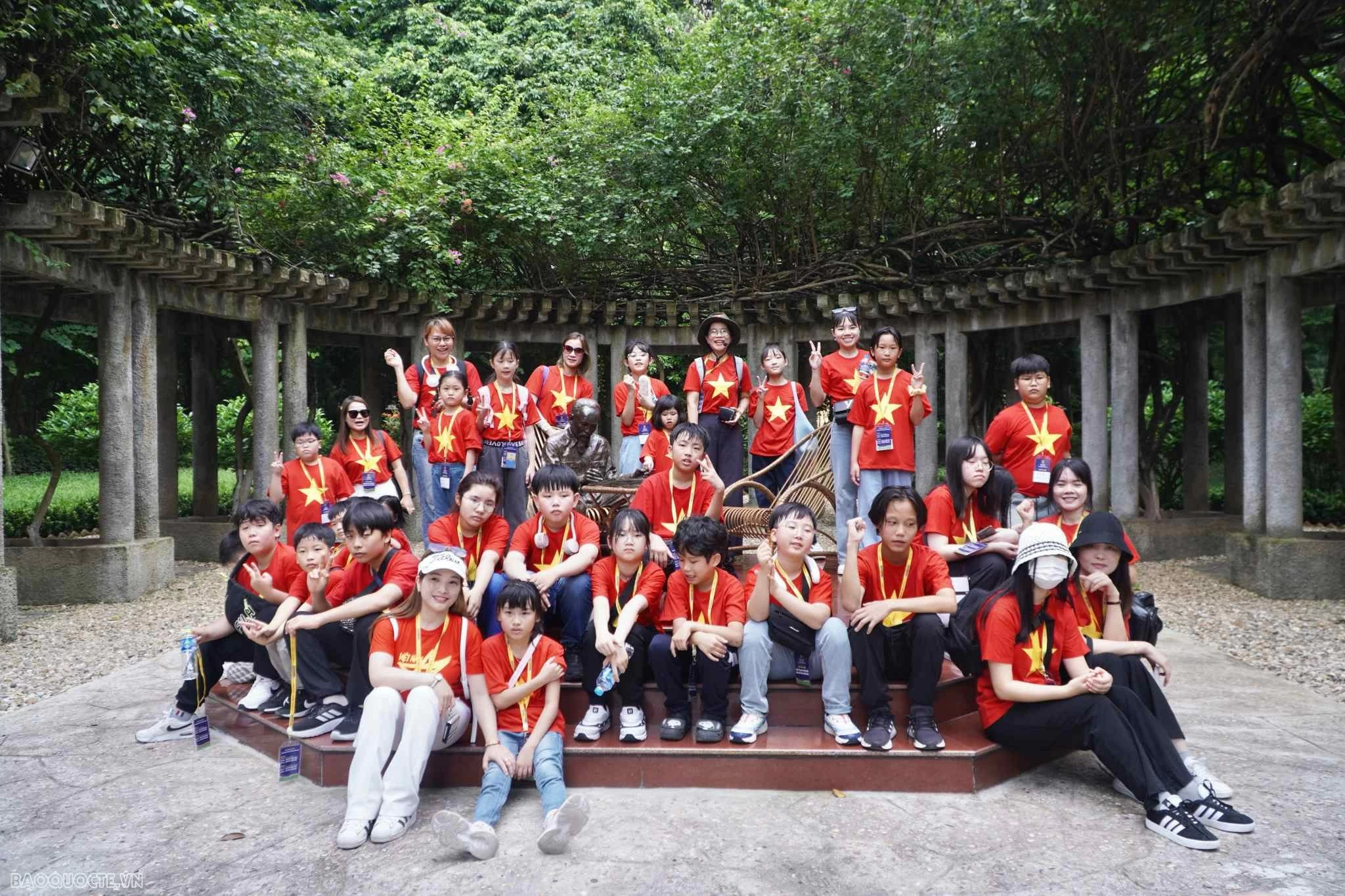 Des enfants d expatriés vietnamiens visitent Hanoï