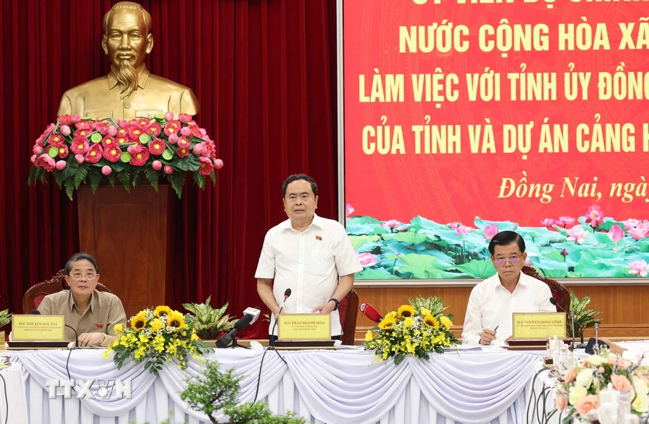 Le président de l’Assemblée nationale travaille avec la permanence du Comité du Parti de Dong Nai