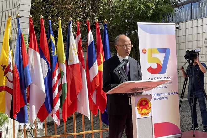 Le Vietnam hisse le drapeau de l ASEAN en France pour célébrer l anniversaire du bloc