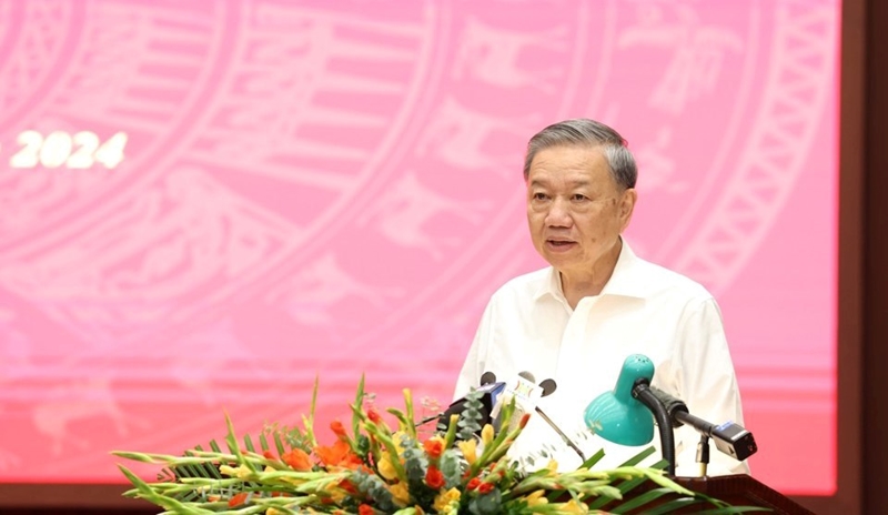 Le secrétaire général et président Tô Lâm travaille avec le Comité du Parti de Hanoï