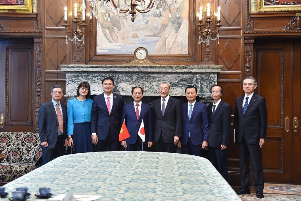 Le ministre vietnamien des Affaires étrangères rencontre des dirigeants japonais